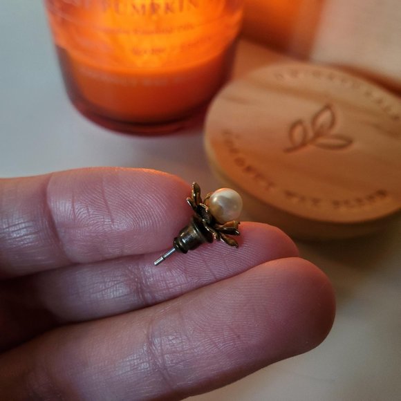 Vintage Floral Gold Tone Faux Pearl Classic Small Stud Earrings - Picture 7 of 9